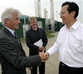 Der Vorstandsvorsitzende der HSE Albert Filbert (links) begrüßt den chinesischen Landwirtschaftsminister Changfu Han