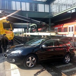 Fahrzeug in den Gleisen / Bild: Bundespolizeiinspektion Frankfurt/Main