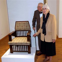 Ursula und Hermann Kleinstück mit dem Olbrich-Sessel  / Bild: Hessisches Landesmuseum Darmstadt