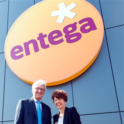 Stolz präsentieren OB Jochen Partsch und ENTEGA-Vorstandsvorsitzende Dr. Marie-Luise Wolff-Hertwig das neue Logo der ENTEGA AG  / Bild: ENTEGA AG