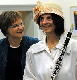 Jutta Schütz (links) mit Irith Gabriely. Foto © Mira Lingmann